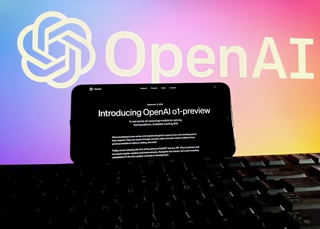 OpenAI传闻已久的草莓模型，终于在前天上线了！ 传闻中的草莓模型被命名为o1模型，o表示“Orion（猎户座）”。在科技领域，OpenAI的每一次新品发布总是牵动着无数目光，这一次#OpenAI发布能推理的新模型o1#的消息又掀起了大家对OpenAI的讨论。 来百度APP畅享高清图片 目前OpenAI发布的最新版本是o1-preview（o1模型预览版），同时发布的还有成本优化的版本o1-mini 。官方表示，ChatGPT Plus和团队用户即日起便可以访问o1-preview和o1-mini，而企业和教育用户将在下周初获得访问权限。 作为新一代的人工智能模型，o1模型展示了其在推理能力上的显著提升。与GPT-4o相比，o1能够比前者更好地解决复杂问题，如编码和数学，同时还能解释其推理过程。 OpenAI 还对o1进行了国际数学奥林匹克资格考试的测试，GPT-4o只正确解决了13%的问题，而o1能够解决83%的问题！因此o1模型可以称得上是OpenAI旗下首款具备数学推理能力的模型。 对此，OpenAI 的首席研究官 Bob McGrew 表示： 这款模型在解答 AP 数学考试题目上的表现无疑比我更出色，而我大学时还辅修了数学。 中场休息一下，小编有话要说！面对AI推理对算力需求呈指数级增长的现状，算力云平台目前已在福建、广东、香港全国多所城市部署数据中心，提供基础算力和智能算力的租用服务，以及GPU云主机和CPU云主机的租用服务，针对AI推理和游戏加速，算力云平台还上线了RTX4090、Tesla V100S等热门显卡。 9月14日起，算力云平台推出开学季钜惠活动！在校大学生经实名认证后，即可享受九折算力优惠，会员更享折上折！ 复旦大学计算机科学技术学院教授，肖仰华在接受澎湃科技采访时也表示，o1模型的出现意味着大模型在复杂推理任务上的重大进步。对此，他解释道： 以前的大语言模型更像一个文科生，距离理科生的水平仍然较远。但人类智能的核心能力是思考和思维，OpenAI新推理模型o1系列将人的思维过程展现出来。 o1模型展现出类似人类的推理能力，并能在类似主题上产生与人类撰写同样令人信服的论点。令人惊叹科技进步之余，也将给AI治理带来新的挑战。 OpenAI宣称，o1模型显著提升数学和科学领域的能力。例如，在全美奥林匹克数学队的预选赛中，新模型的表现能跻身美国前500名学生之列，并且在物理、生物和化学问题的基准测试中，准确度超过了人类博士水平。 由于最新发布的 o1 AI模型强大的类人推理能力和可辅助专家复制已知生物武器威胁的能力，OpenAI自家的“防备框架”将该模型归类为“中等风险”。 为什么o1模型能具有这么高级的类人推理能力呢？ OpenAI的研究负责人杰里・特沃雷克（Jerry Tworek）向媒体透露，o1 “是使用一种全新的优化算法和专门为其定制的新训练数据集进行训练的”，它设置了奖励和惩罚机制，通过强化学习的技术训练模型自行解决问题，它利用类似人类通过逐步解决问题方式的“思维链”处理问题。这种新的训练方法，使得模型出现幻觉的可能性降低了。 对国产大模型的发展来说，OpenAI的AI模型研发能力十分值得国内学习，我们仍需要沉下心来，稳扎稳打。我们也应该意识到，人工智能模型能力的提升需要更多创新的训练数据和推理方式。 以上是算力云今日内容分享，感兴趣的朋友可以多多关注算力云。